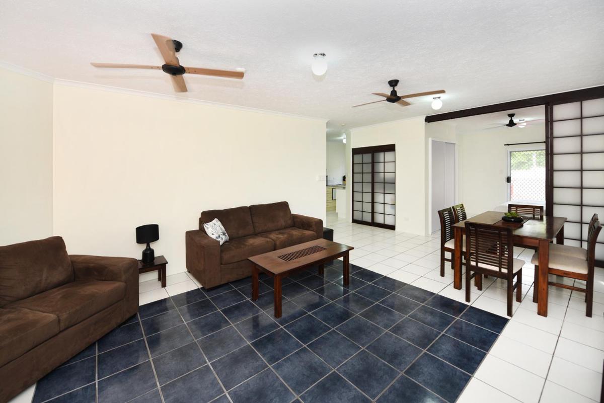 Golden Sands Beachfront Resort Yorkeys Knob Exterior photo
