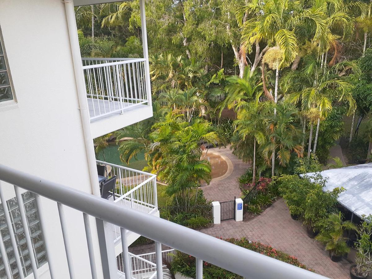 Golden Sands Beachfront Resort Yorkeys Knob Exterior photo