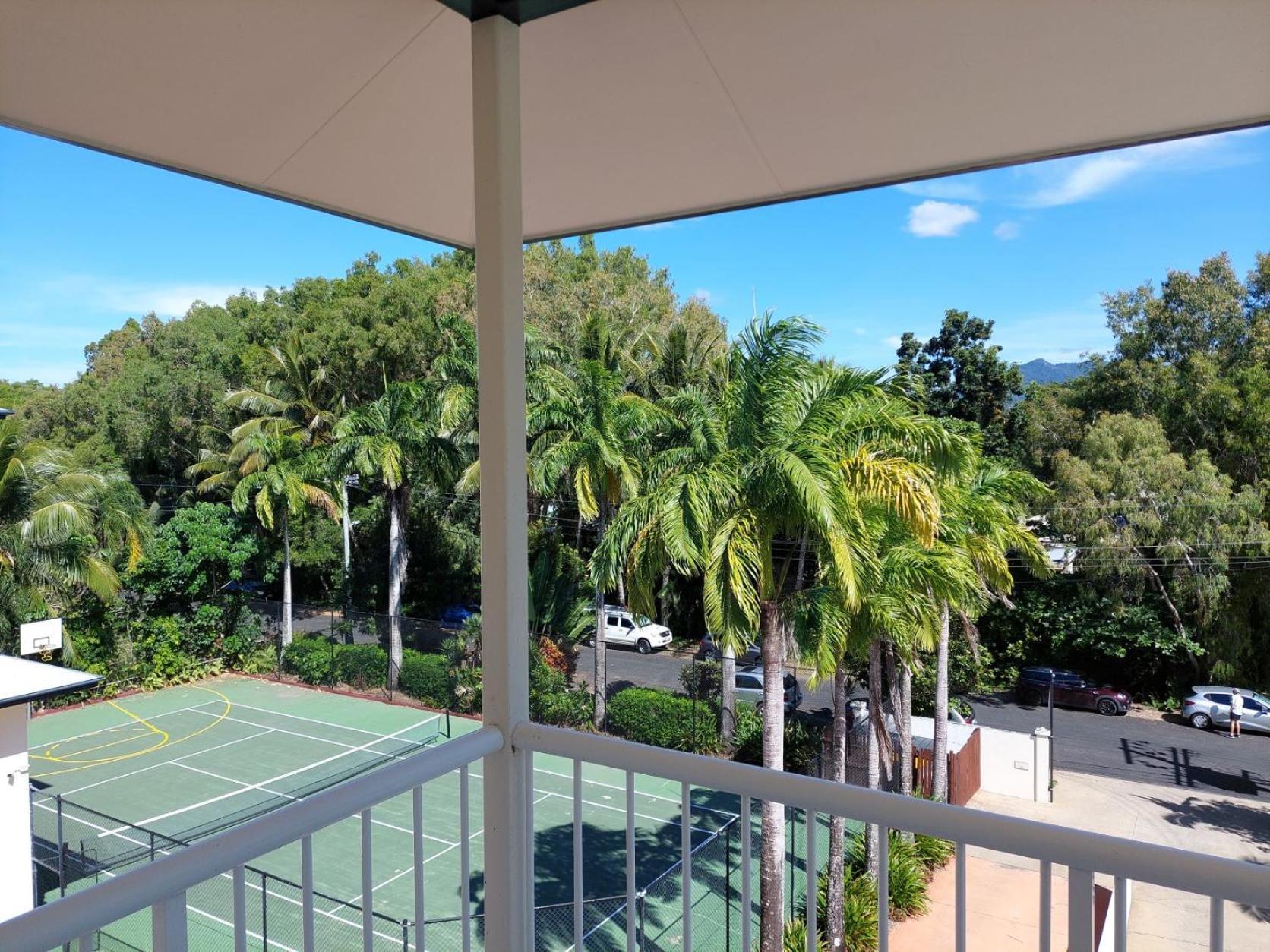 Golden Sands Beachfront Resort Yorkeys Knob Exterior photo