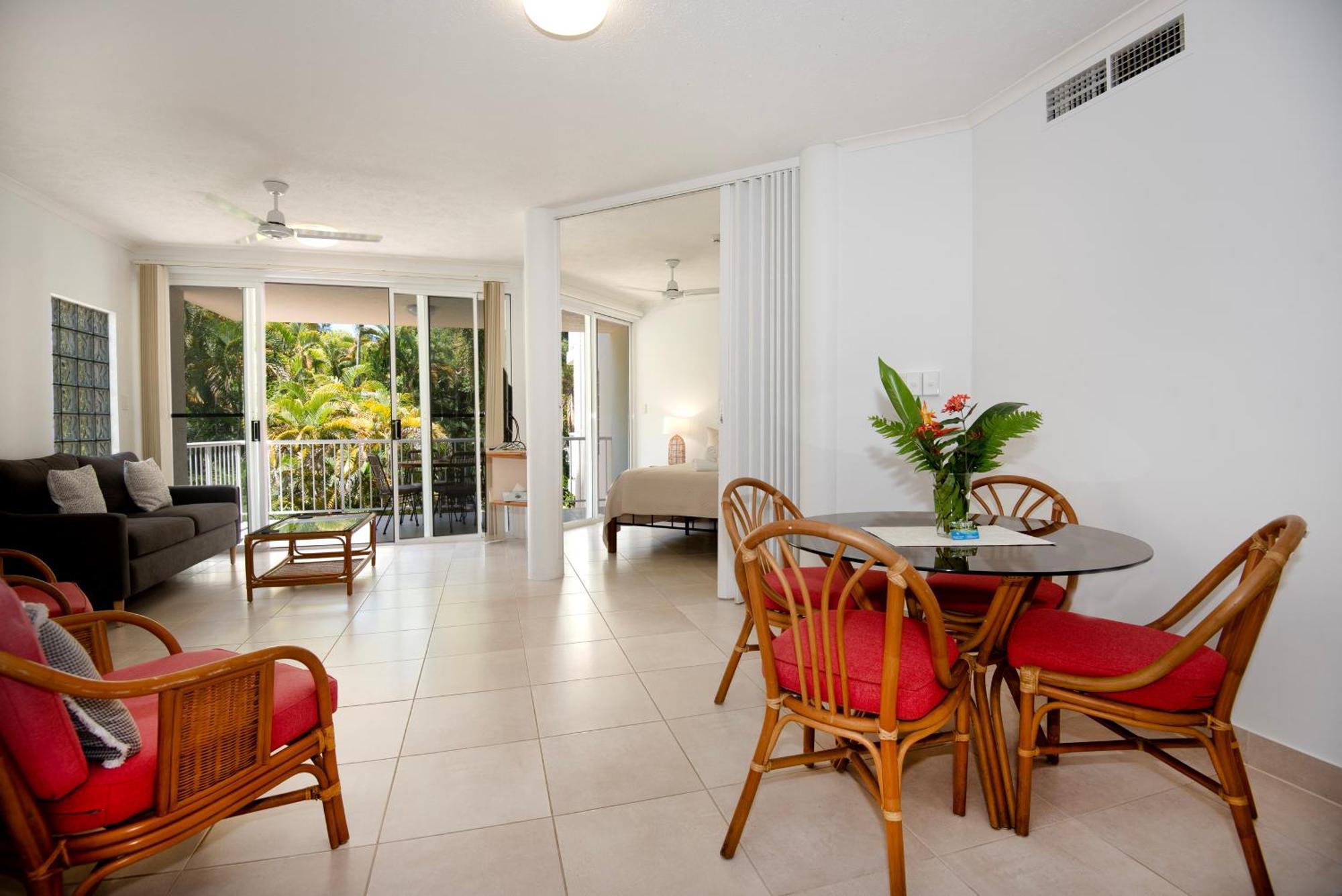 Golden Sands Beachfront Resort Yorkeys Knob Exterior photo
