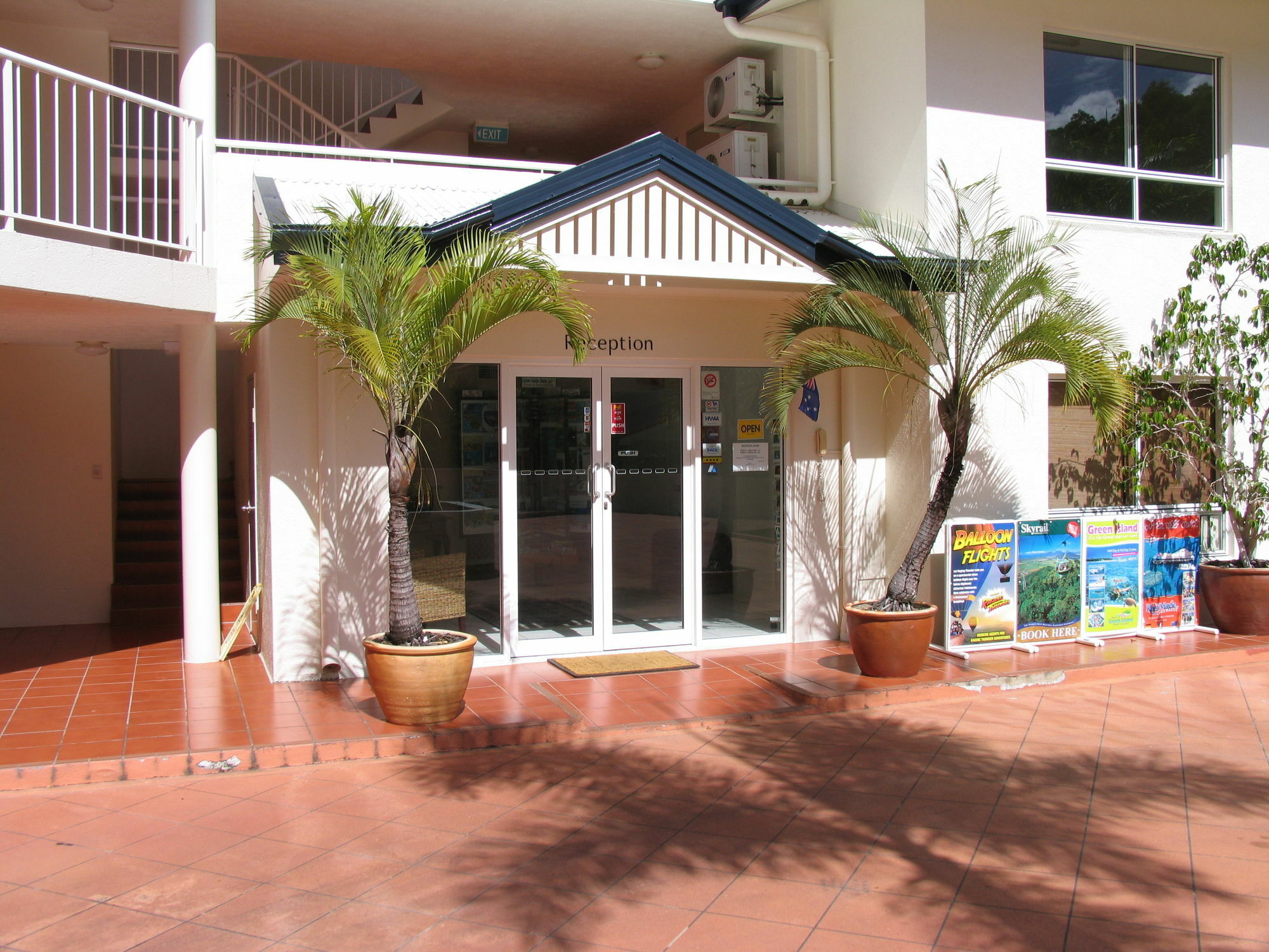 Golden Sands Beachfront Resort Yorkeys Knob Exterior photo